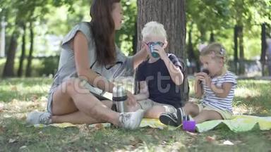 有孩子的妈妈正在公园里喝茶